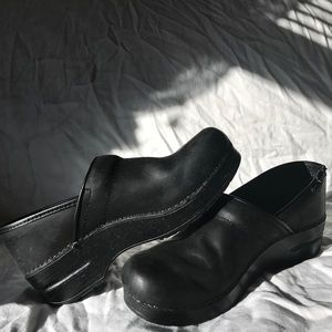Black dansko clogs